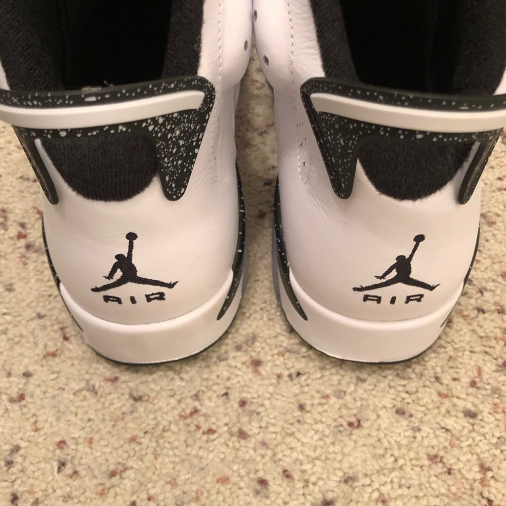 Nike Jordan Men’s ' Air Retro Sneakers - White/Black